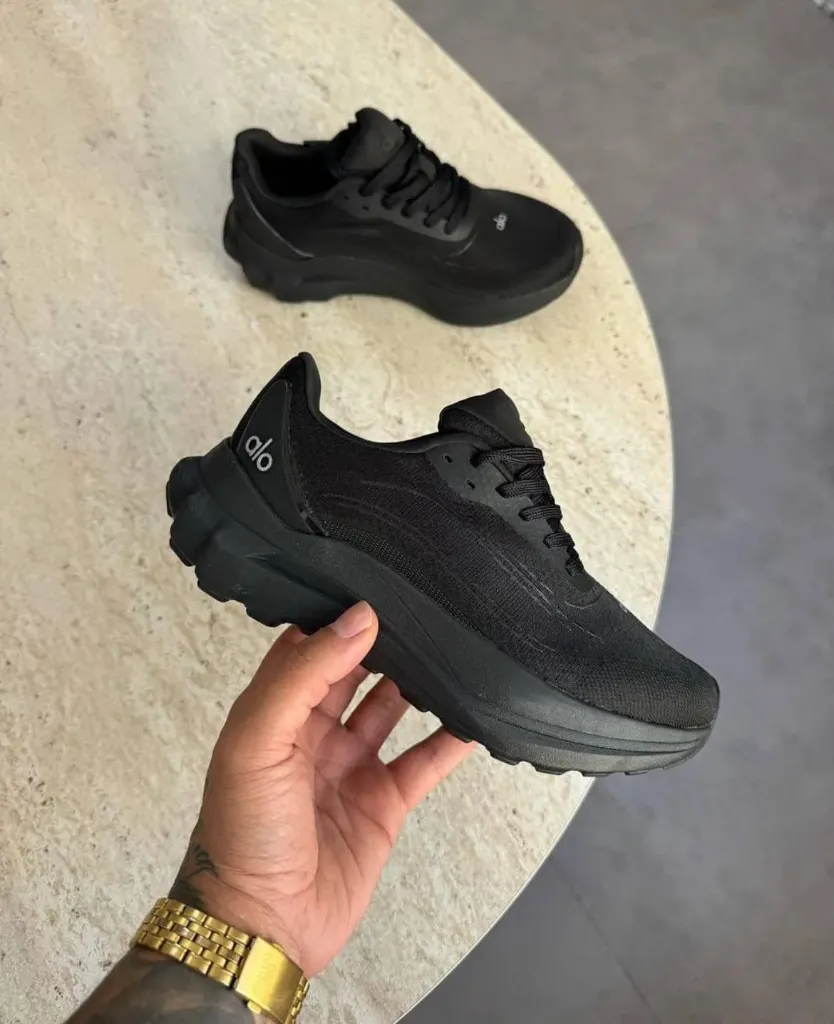 Alo running black