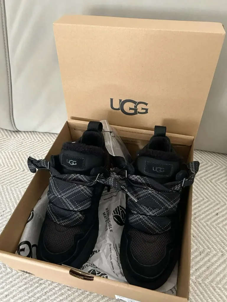 Lowmel ugg black