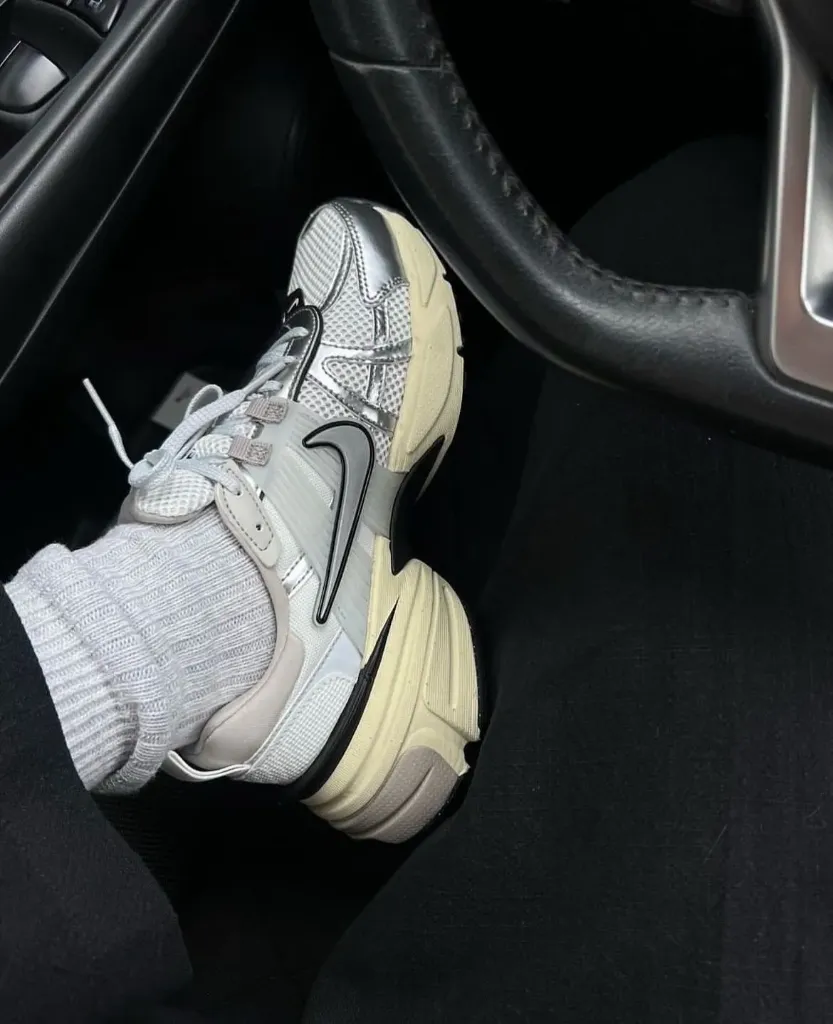 Nike v2 run silver