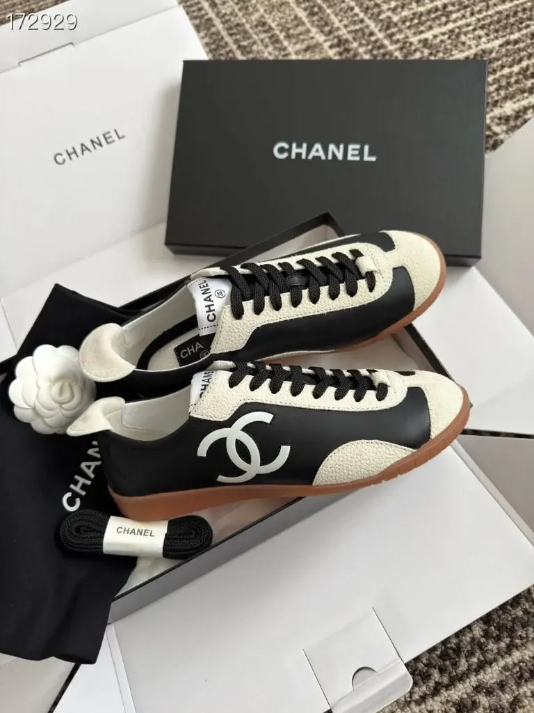 Chanel maxi black white