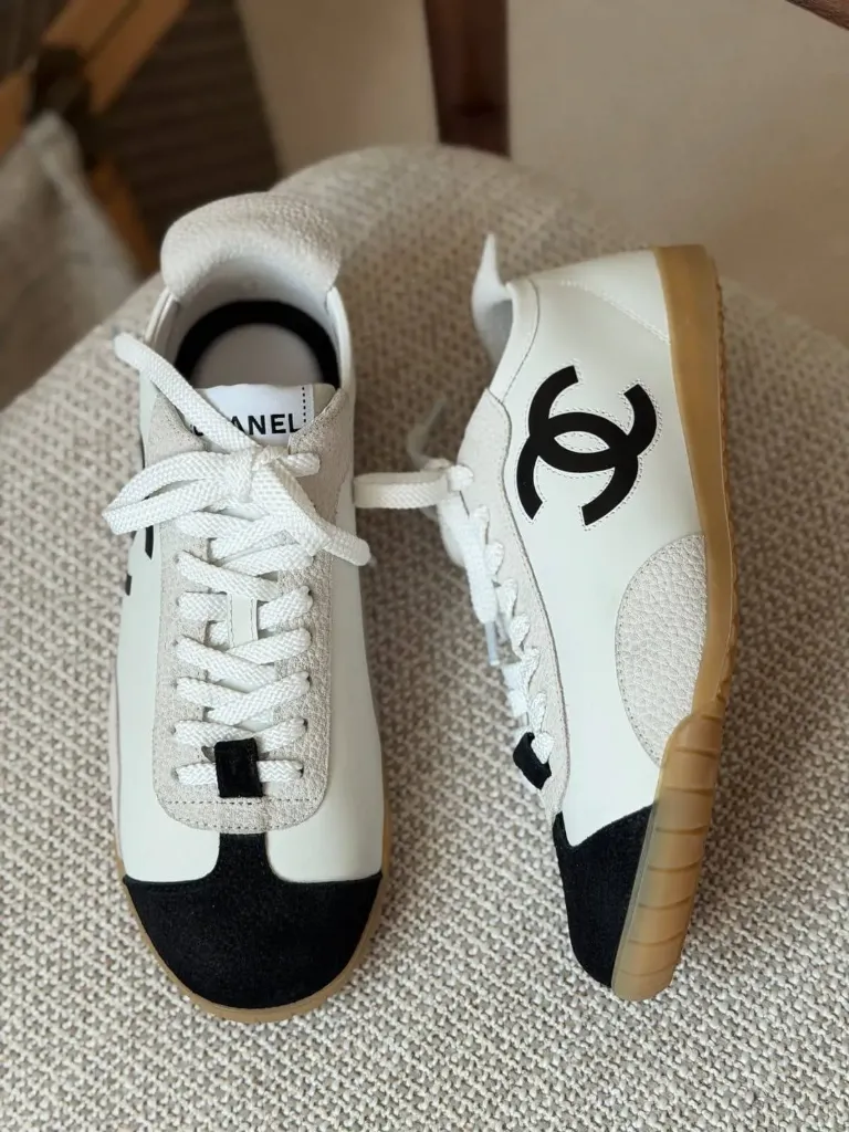 Chanel maxi white black