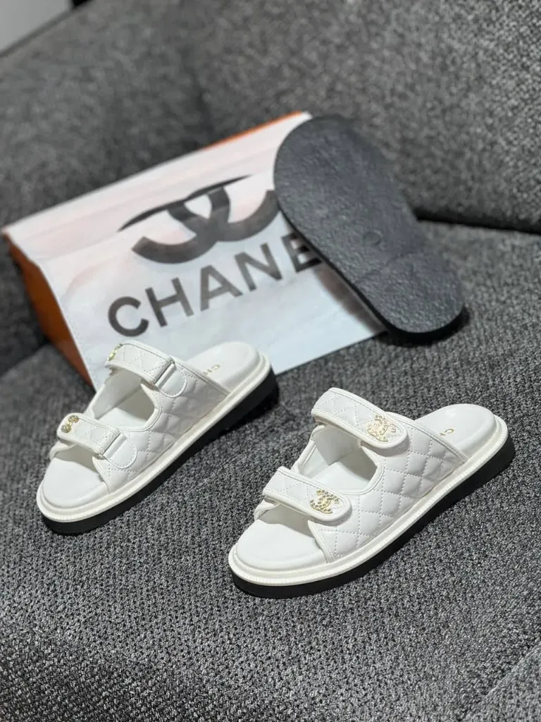 Chanel dun white