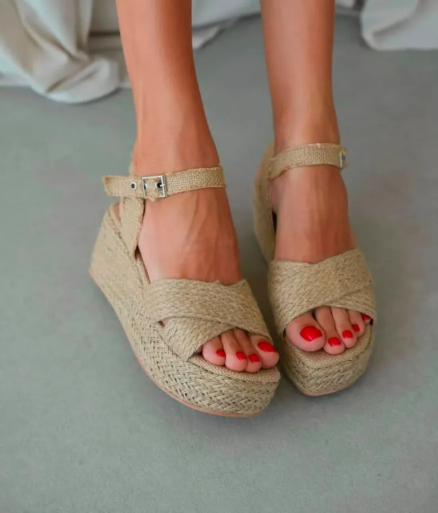 Straw sandal