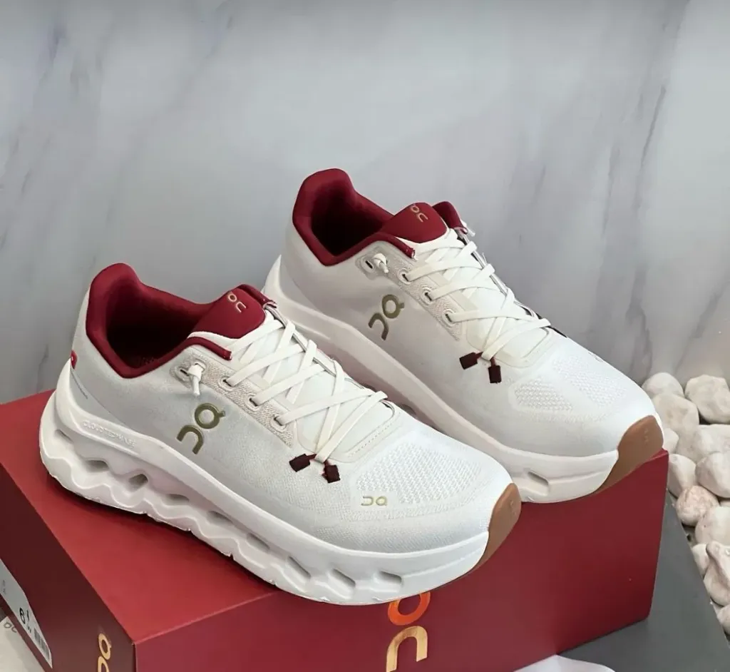 On cloud white bordo